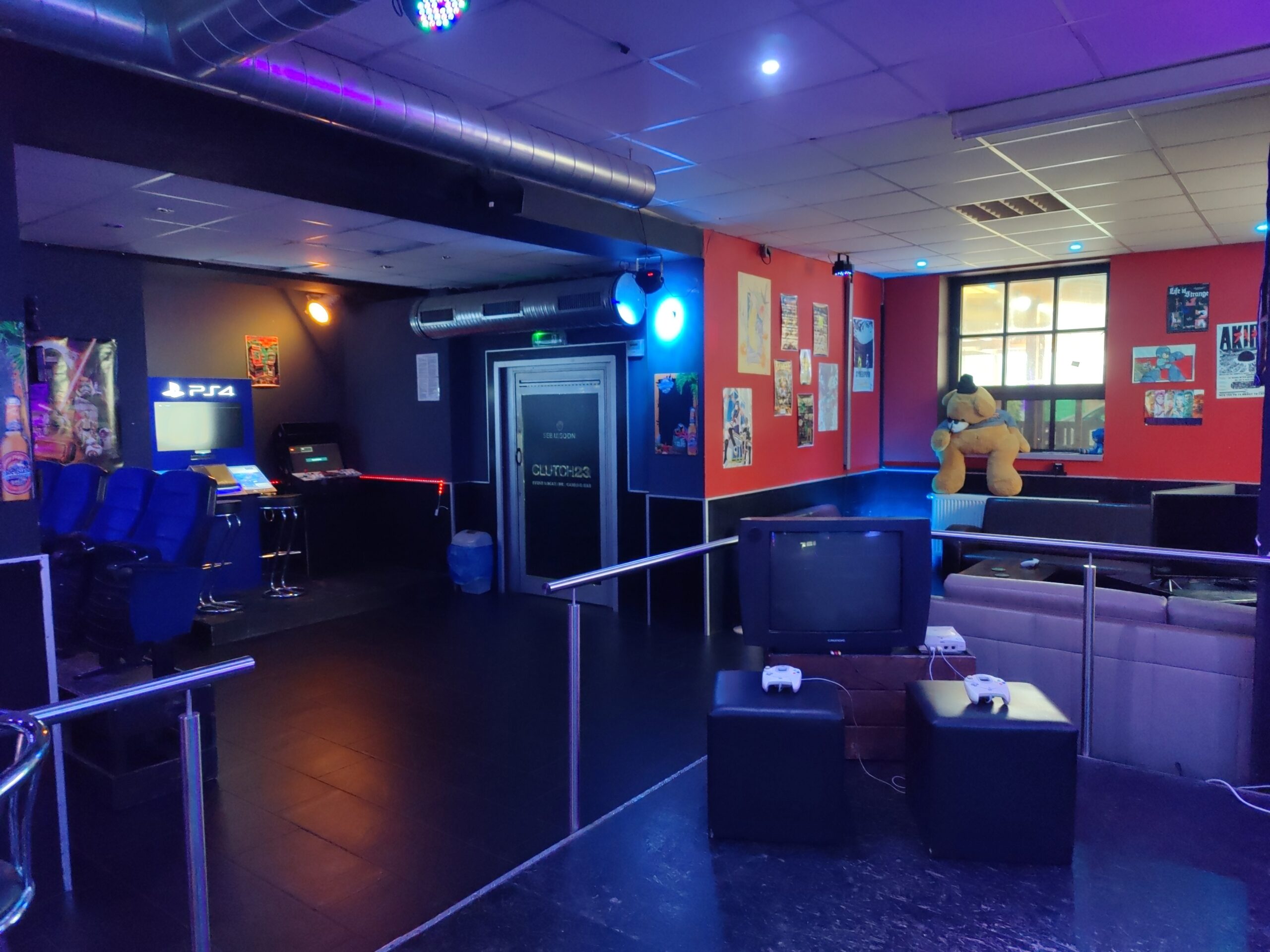 Eingangsbereich mit PS4 Kiosk, Arcade Automat und Retro Station