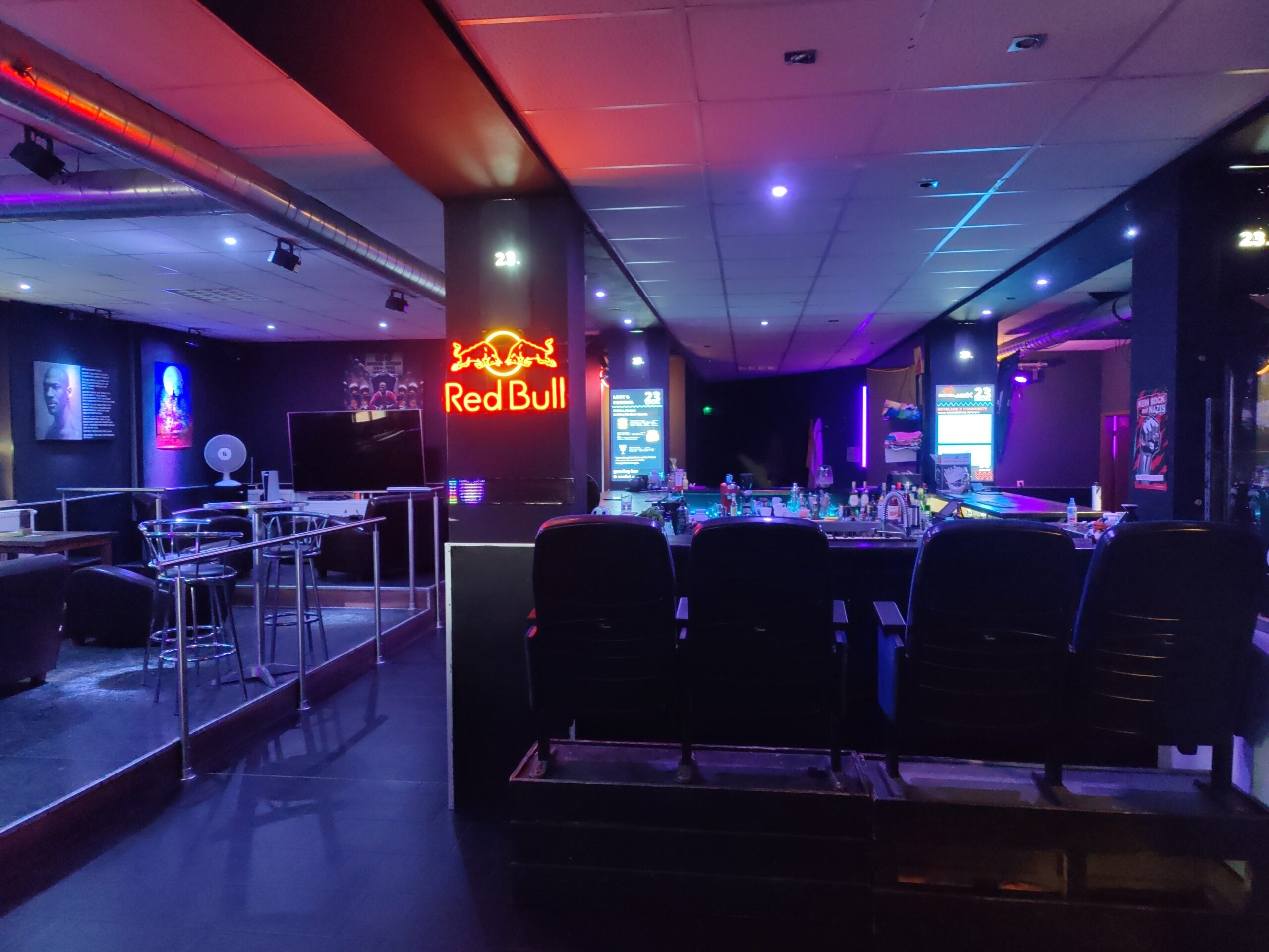 Bar im DAS CLUTCH mit Red Bull Neonschild